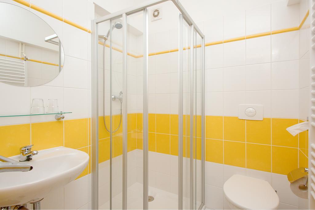 Hotel Chotol Horoměřice Oda fotoğraf