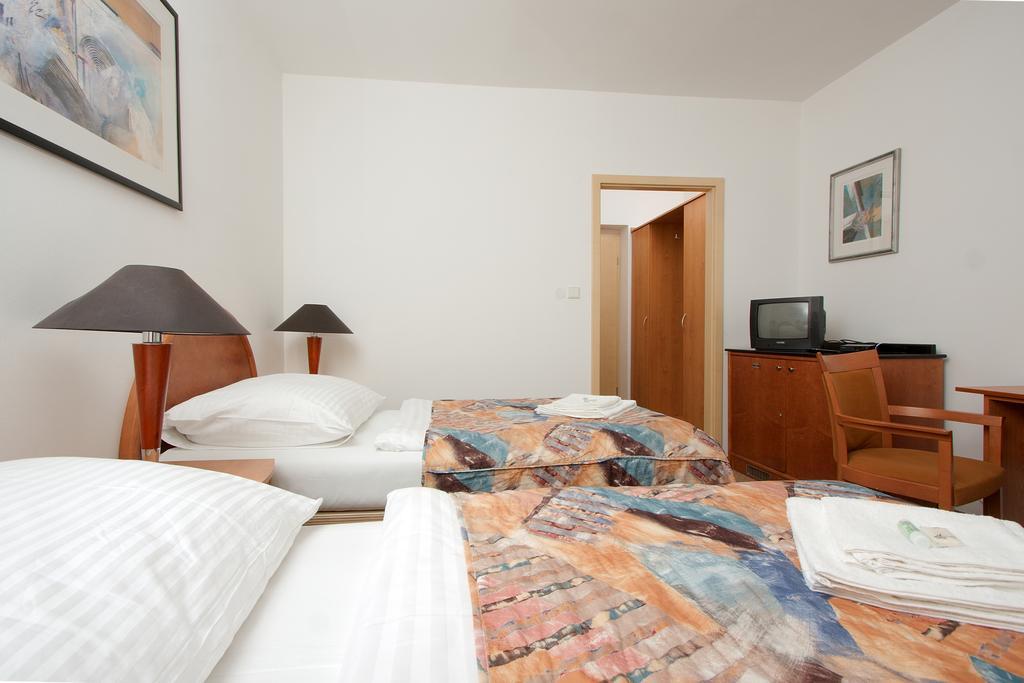 Hotel Chotol Horoměřice Oda fotoğraf