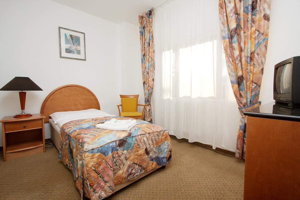 Hotel Chotol Horoměřice Oda fotoğraf