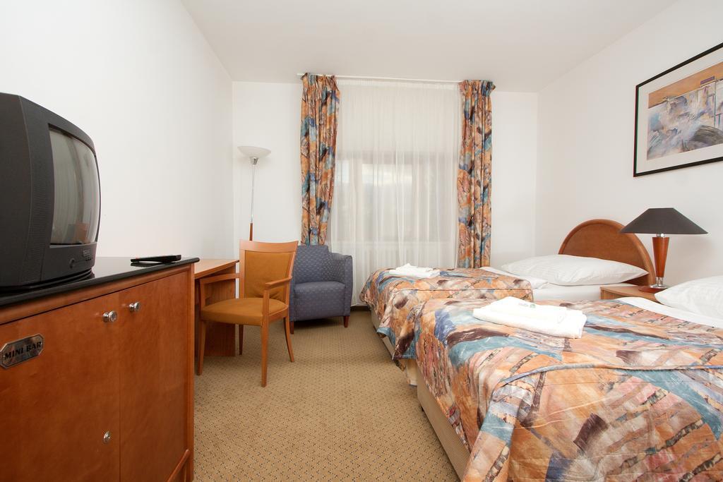 Hotel Chotol Horoměřice Oda fotoğraf